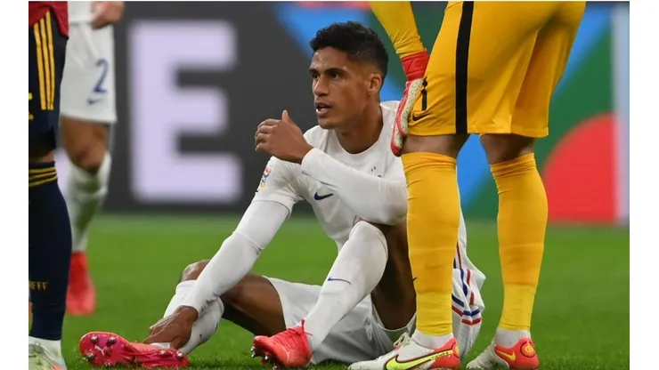 Raphael Varane tuvo que salir al final del primer tiempo de la final de Nations League.