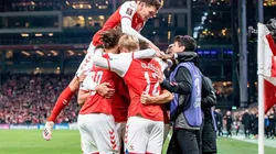 Festejo de gol de Dinamarca.