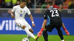 Mbappé y Unai Simón, en la última final de la UEFA Nations League.