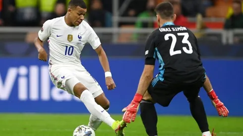 Mbappé y Unai Simón, en la última final de la UEFA Nations League.