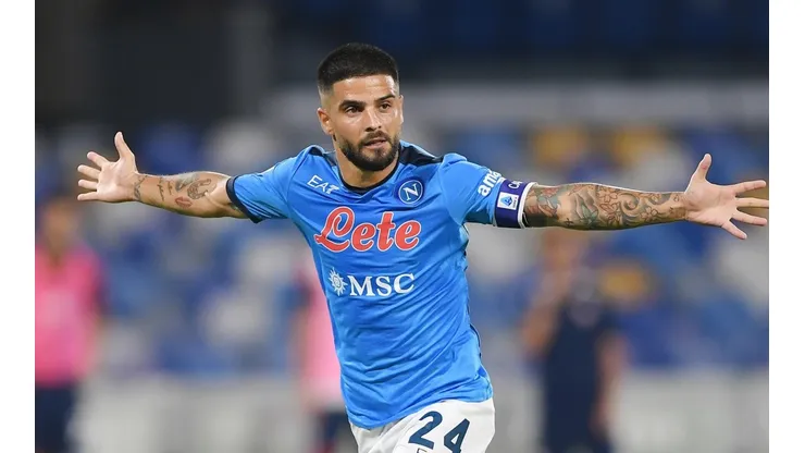 Lorenzo Insigne con la camiseta titular de Napoli.