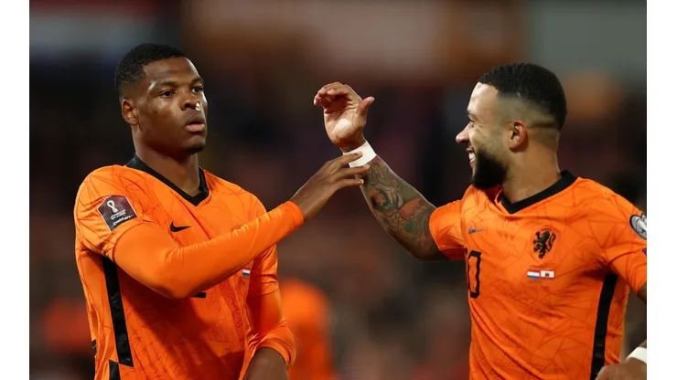 Denzel Dumfries y Memphis Depay, goleadores de la noche.