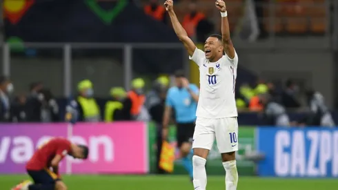 Kylian Mbappé celebra la victoria de Francia.