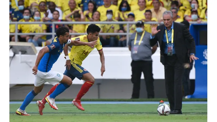 Luis Díaz y Marquinhos disputándose la pelota ante Tité.