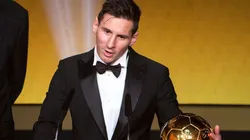 Messi con uno de sus tantos Balones de Oro.