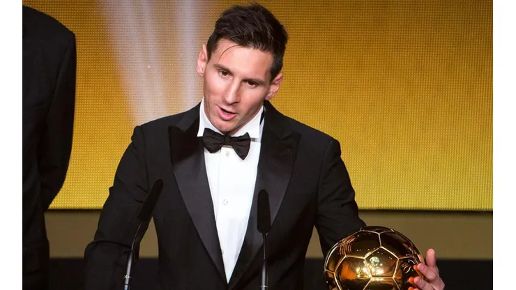 Messi con uno de sus tantos Balones de Oro.