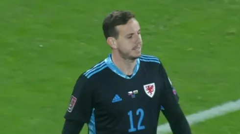 Danny Ward se mandó un terrible error y complicó a Gales.