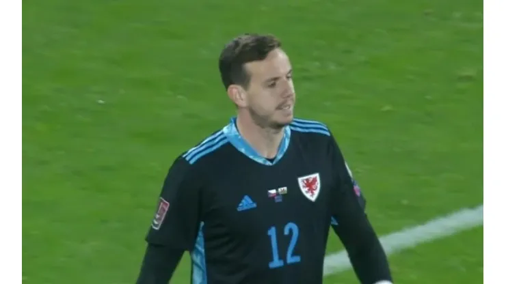 Danny Ward se mandó un terrible error y complicó a Gales.