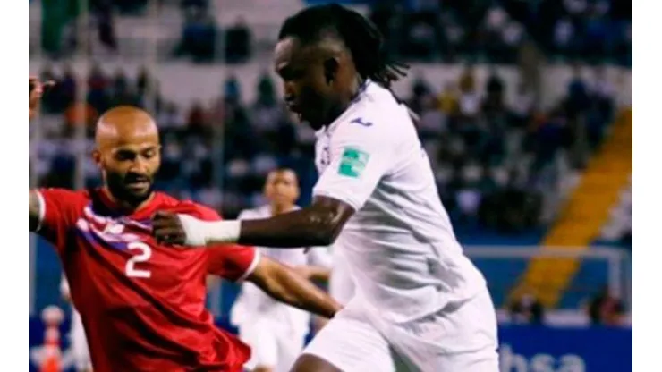 Costa Rica en acción con Honduras.