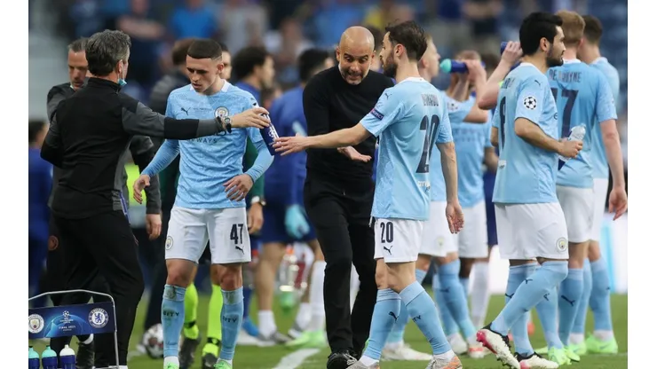 Pep Guardiola y jugadores de Manchester City.
