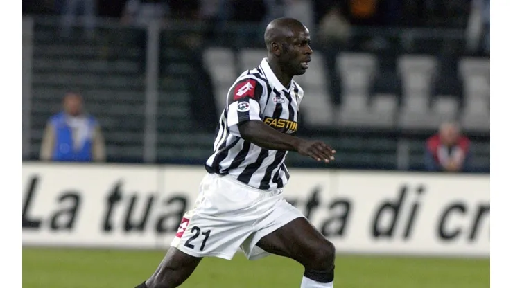 Lilian Thuram en un encuentro con Juventus.