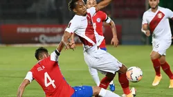 Acción de juego entre Chile y Perú.
