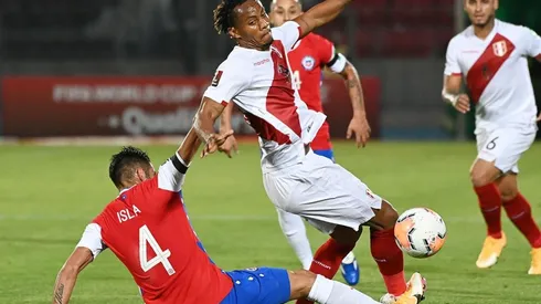 Acción de juego entre Chile y Perú.