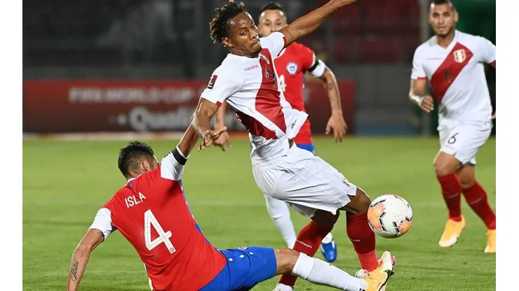 Acción de juego entre Chile y Perú.