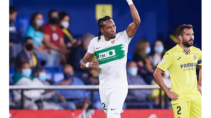 Johan Mojica en festejo de gol.
