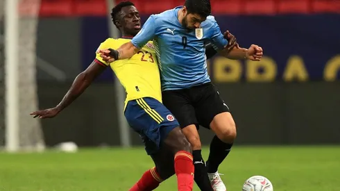 Acción de juego entre Colombia y Uruguay.