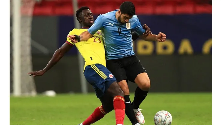 Acción de juego entre Colombia y Uruguay.