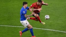 Alessandro Bastoni y Ferrán Torres disputándose la pelota.
