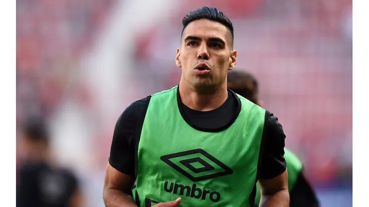 Falcao García en calentamiento con Rayo.