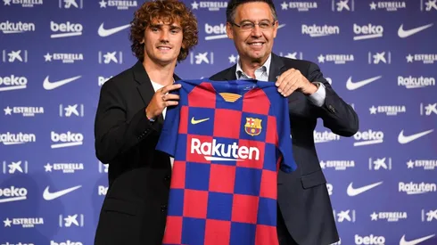 Antoine Griezmann en su presentación en Barcelona junto a Josep María Bartomeu.