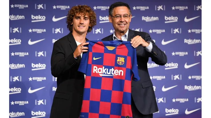 Antoine Griezmann en su presentación en Barcelona junto a Josep María Bartomeu.