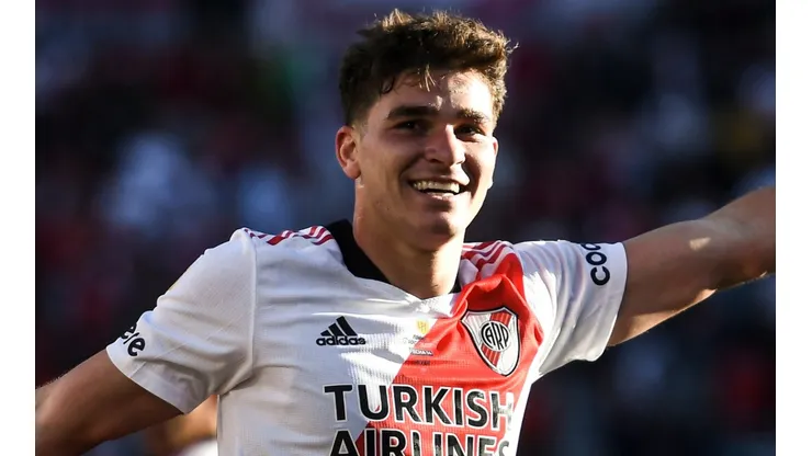 Julián Álvarez festeja uno de sus goles en River Plate.