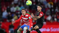 Rochina y Montiel disputándose la pelota.