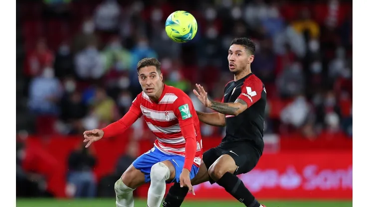 Rochina y Montiel disputándose la pelota.