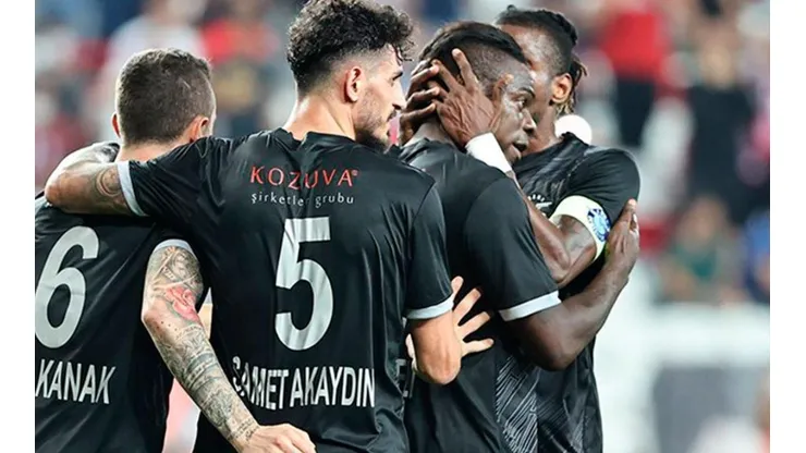 Festejo de gol de Mario Balotelli.