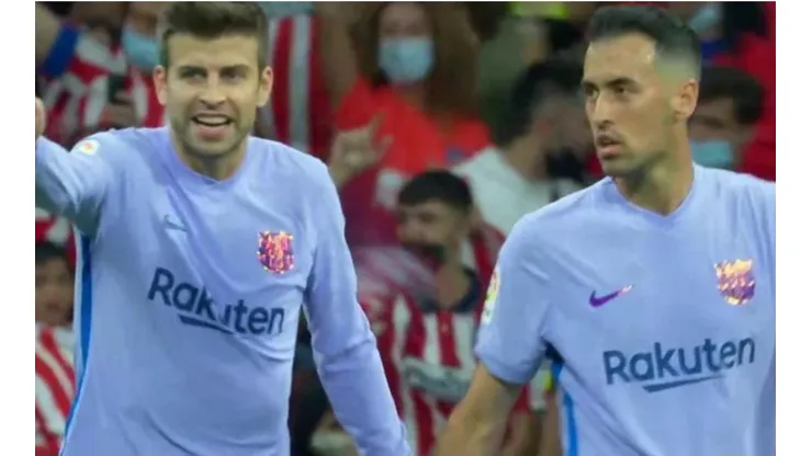 Gerard Piqué y Sergio Busquets, discutiendo por el gol de Atlético de Madrid.