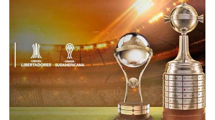 Trofeos de la Sudamericana y Libertadores.