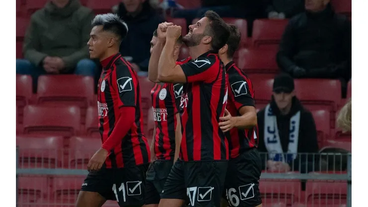 Festejo de gol de Lincoln Red Imps.