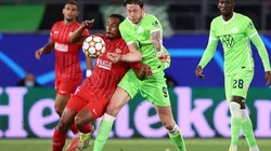 Acción de juego entre Sevilla y Wolfsburgo.