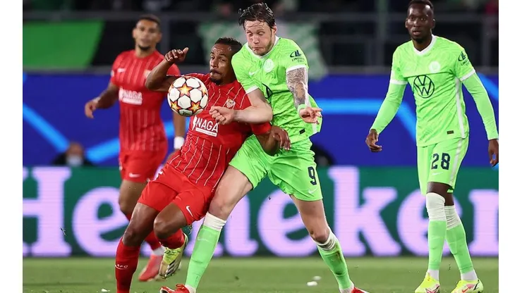 Acción de juego entre Sevilla y Wolfsburgo.