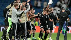 Jugadores del Sheriff festejan su triunfo ante Real Madrid en el Bernabéu.