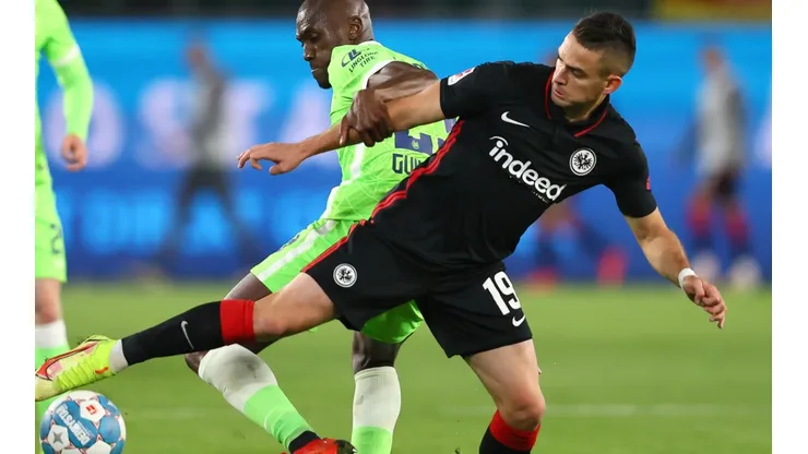 Rafael Santos Borré en un encuentro de la Bundesliga.