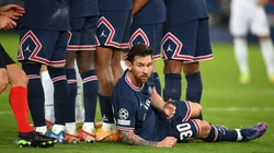 Lionel Messi haciendo "cocodrilo" a los pies de la barrera