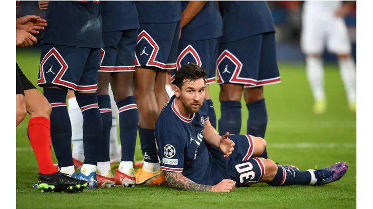 Lionel Messi haciendo "cocodrilo" a los pies de la barrera