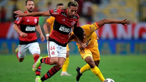 Acción de juego entre Flamengo y Barcelona.