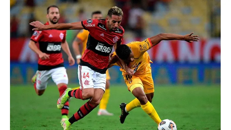 Acción de juego entre Flamengo y Barcelona.