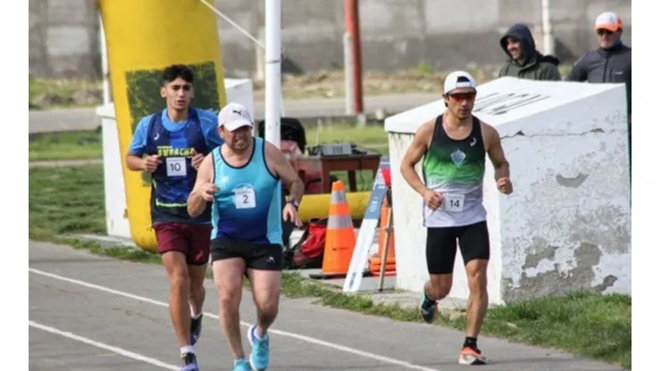 Dos olímpicos lo acompañaron en la última vuelta