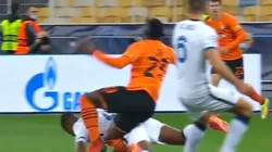 A Lassina Traoré se le cayó encima Dumfries y su rodilla hizo un movimiento antinatural.