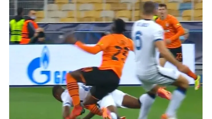 A Lassina Traoré se le cayó encima Dumfries y su rodilla hizo un movimiento antinatural.