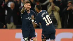 Messi, abrazado por Neymar en su primer gol con PSG.