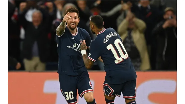 Messi, abrazado por Neymar en su primer gol con PSG.