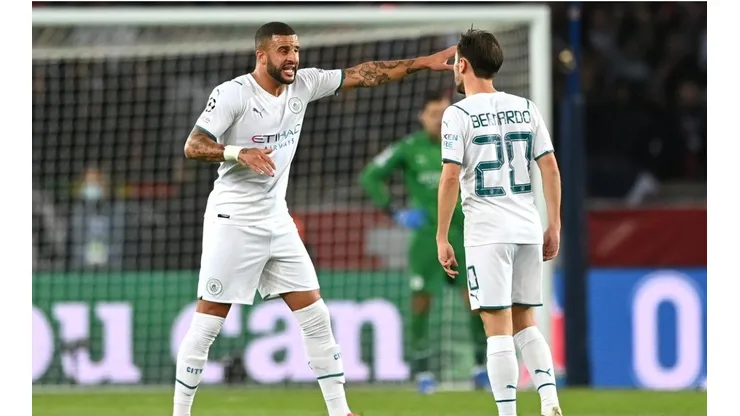 Bernardo Silva, dialogando con Kyle Walker en PSG vs Manchester City.
