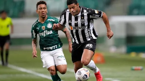 Hulk, superando a Marcos Rocha en la ida de semifinales de la Copa Libertadores.