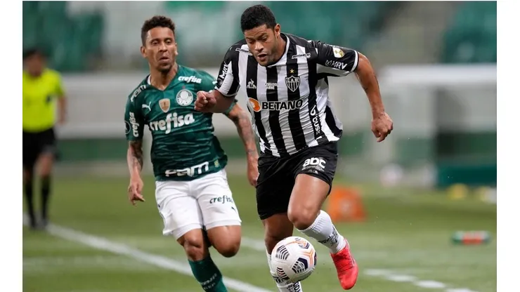 Hulk, superando a Marcos Rocha en la ida de semifinales de la Copa Libertadores.