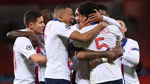 Jugadores del PSG festejan un gol por la Champions League.