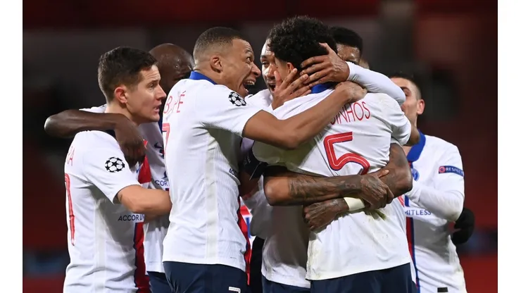 Jugadores del PSG festejan un gol por la Champions League.